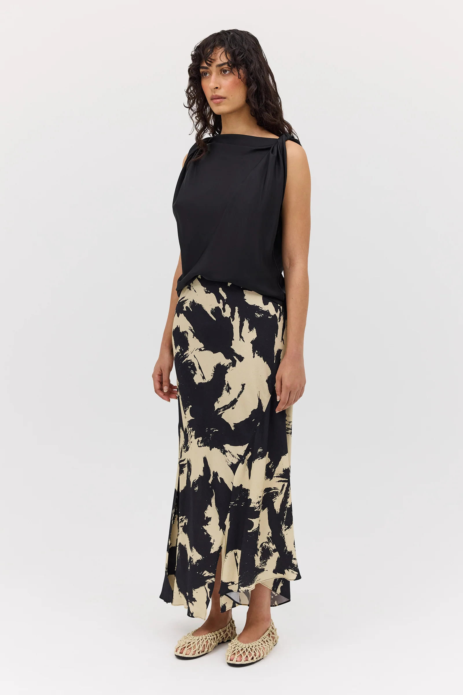 BLACK BLOOM CREPE POISE SKIRT - Image 3