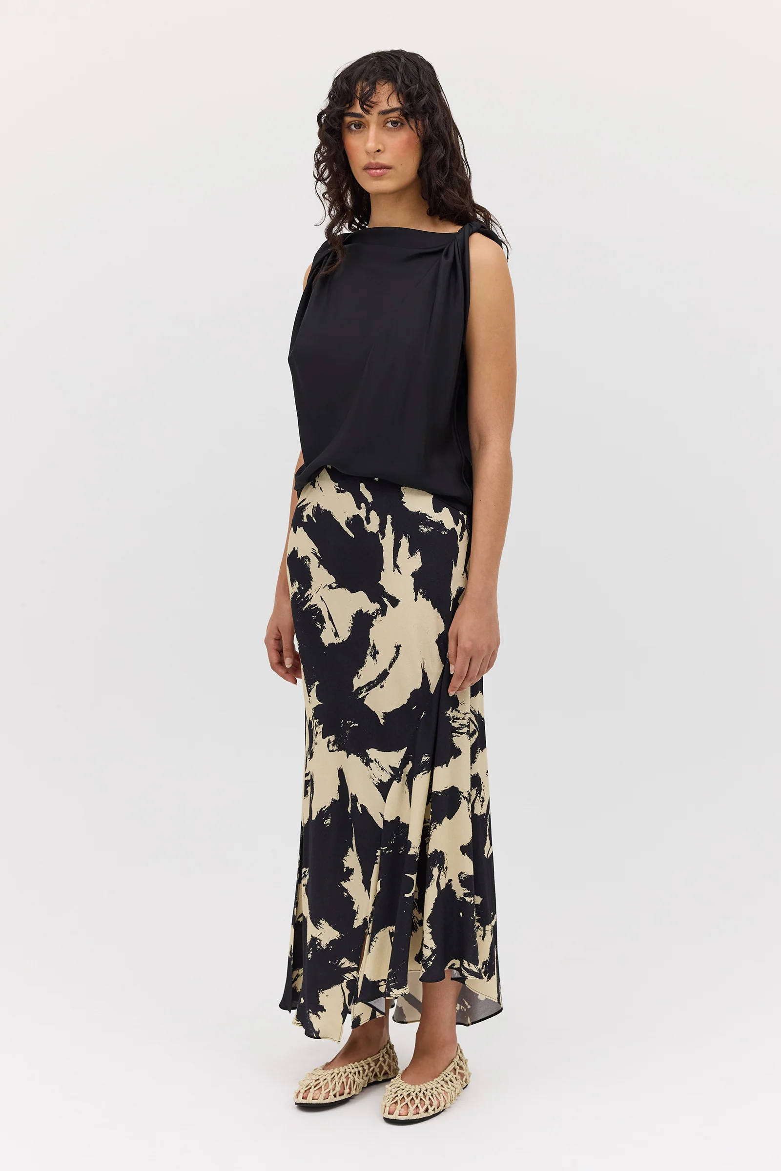 BLACK BLOOM CREPE POISE SKIRT - Image 4