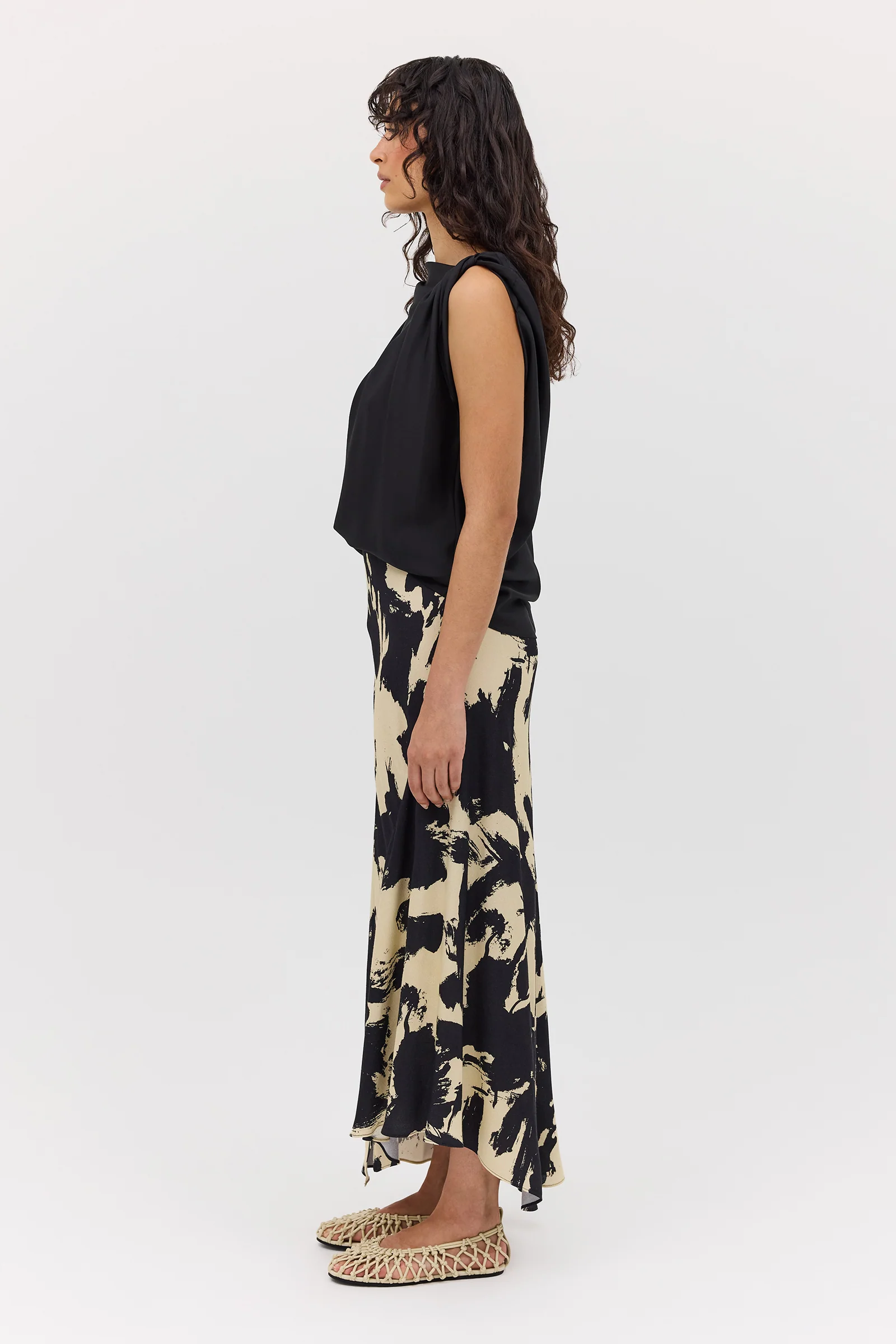 BLACK BLOOM CREPE POISE SKIRT - Image 5
