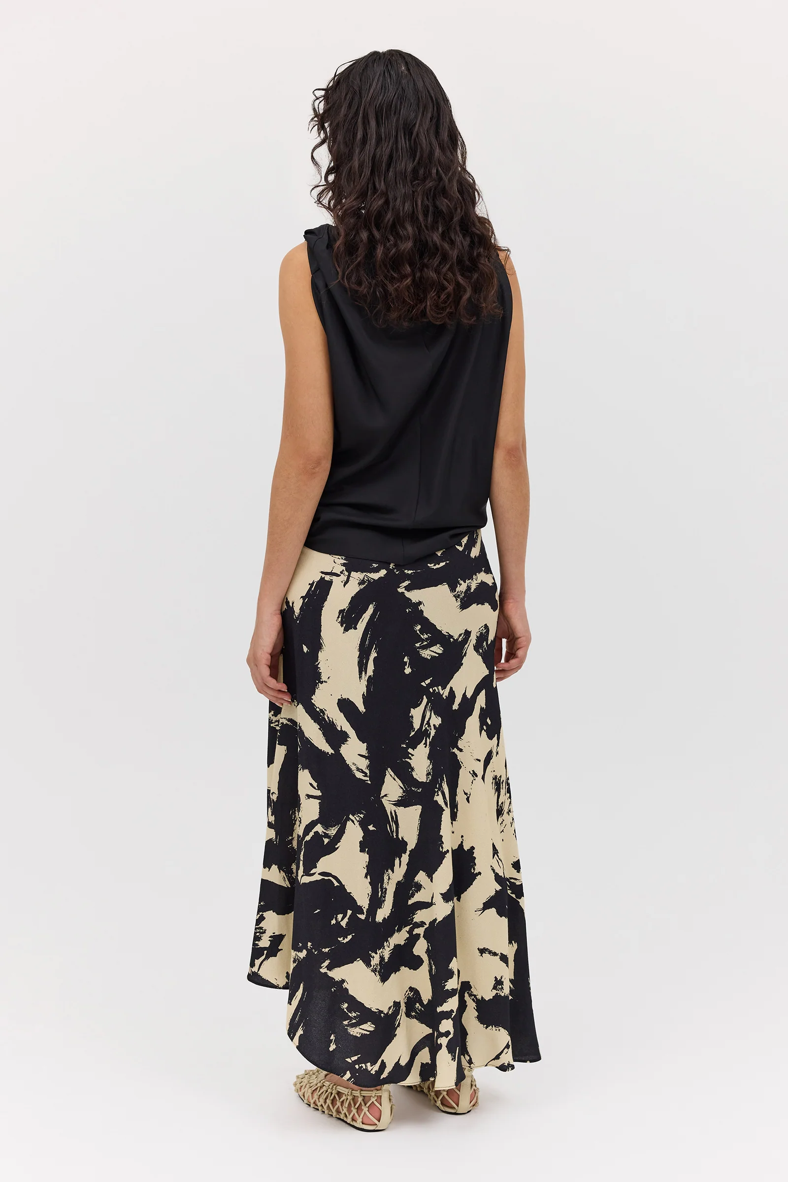 BLACK BLOOM CREPE POISE SKIRT - Image 6