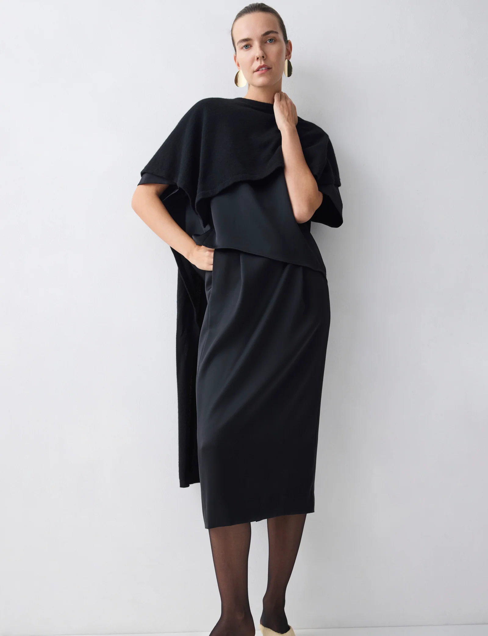 BLACK CASHMERE TRANQUIL KNIT CAPE - Image 3
