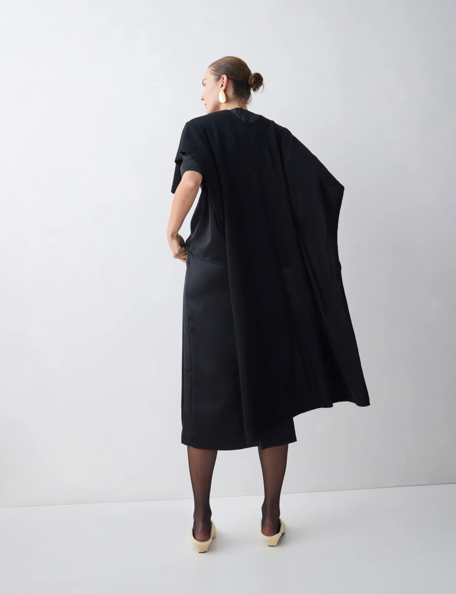 BLACK CASHMERE TRANQUIL KNIT CAPE - Image 4