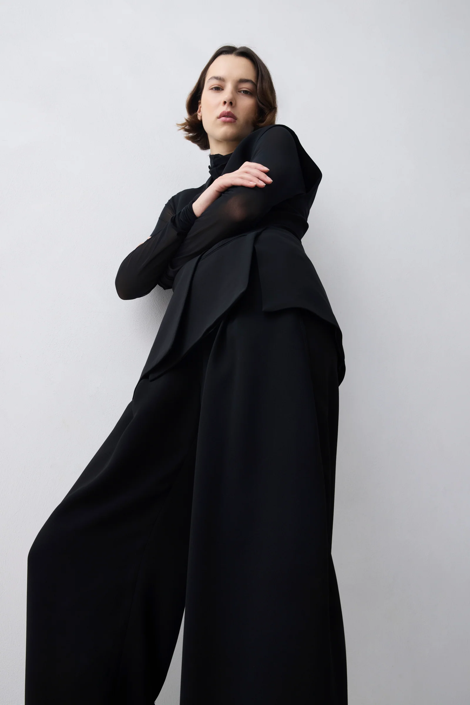 BLACK CREPE ELLIPSIS VEST - Image 3
