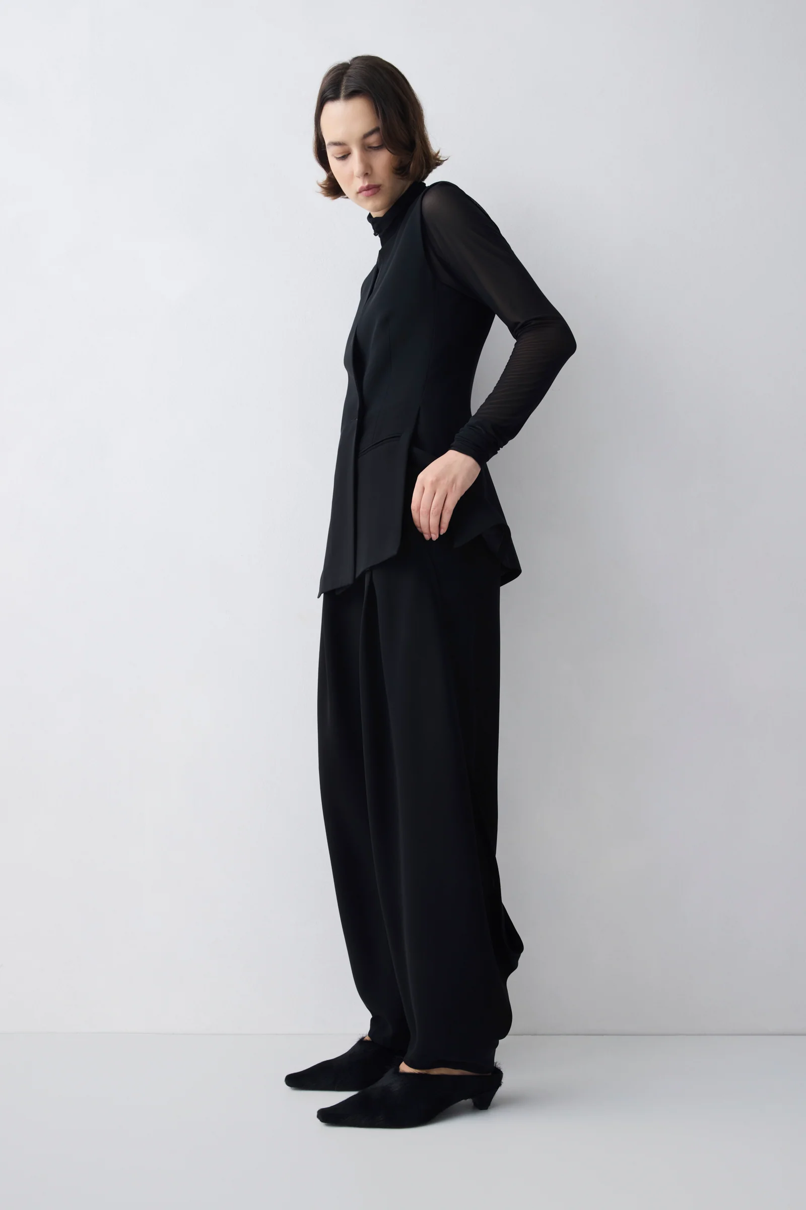 BLACK CREPE ELLIPSIS VEST - Image 4
