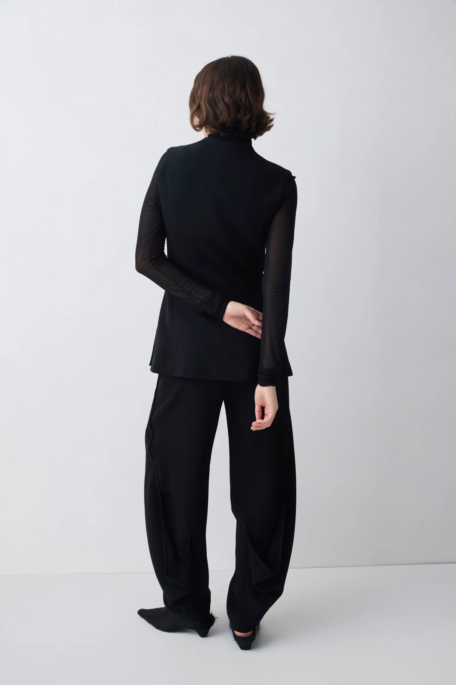 BLACK CREPE ELLIPSIS VEST - Image 5