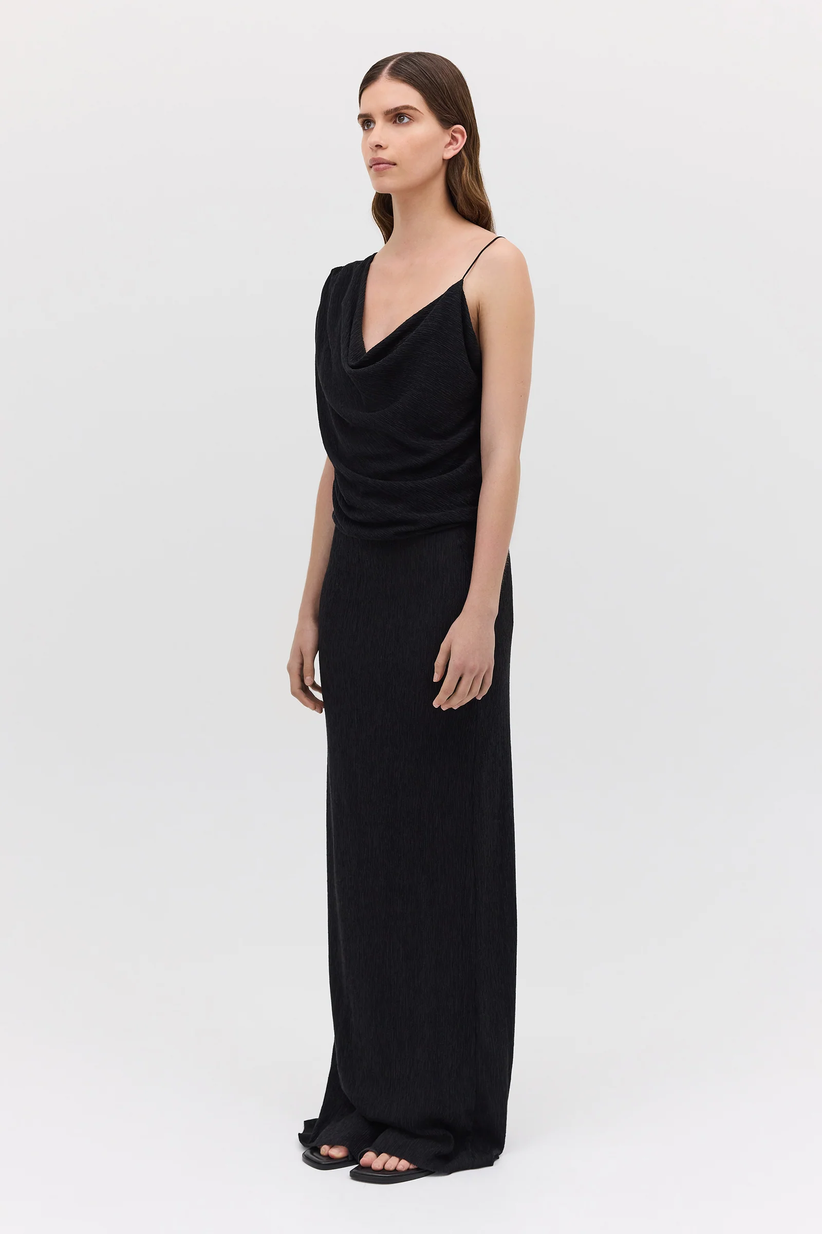 BLACK CRINKLE LIQUID GOWN - Image 5