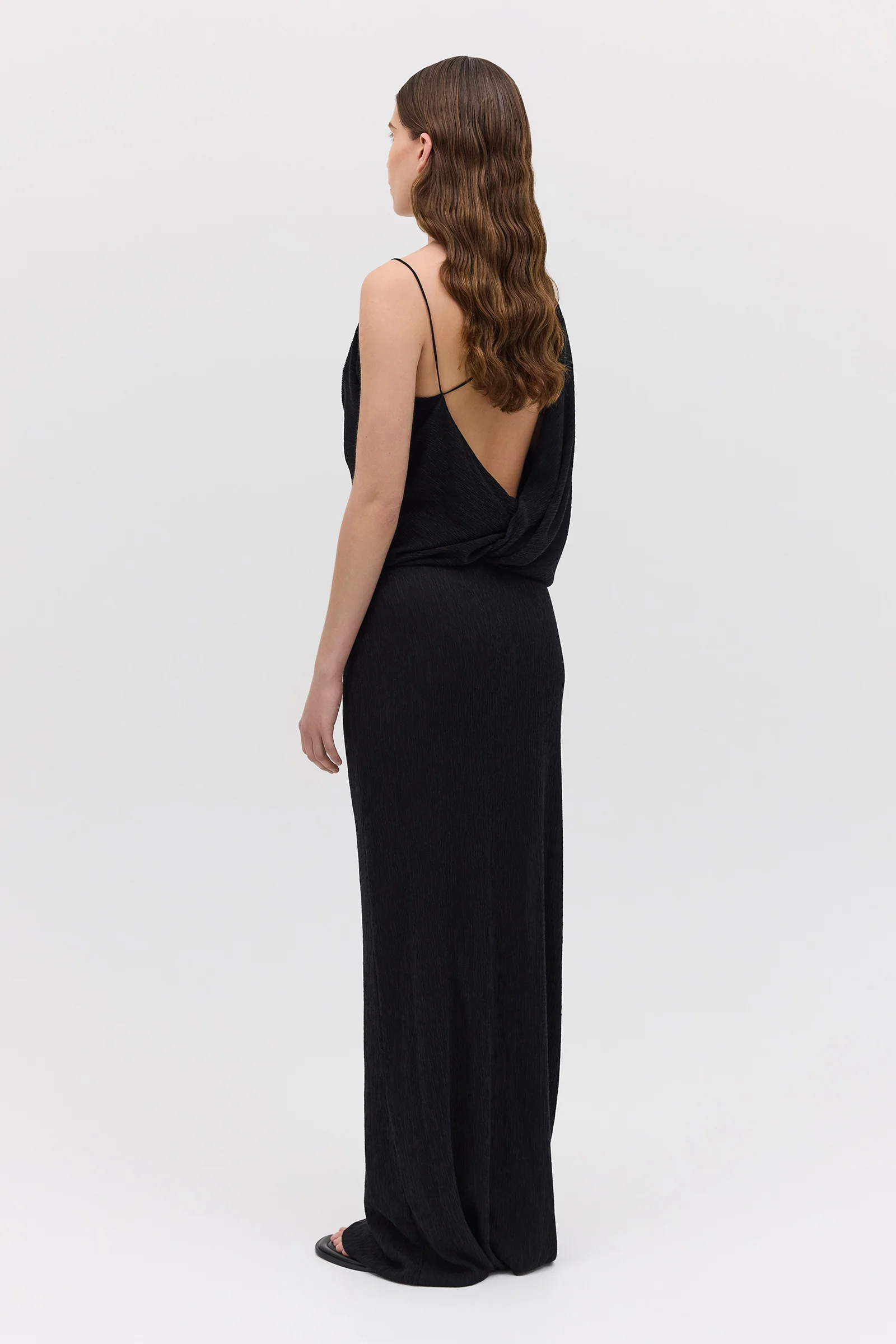 BLACK CRINKLE LIQUID GOWN - Image 7