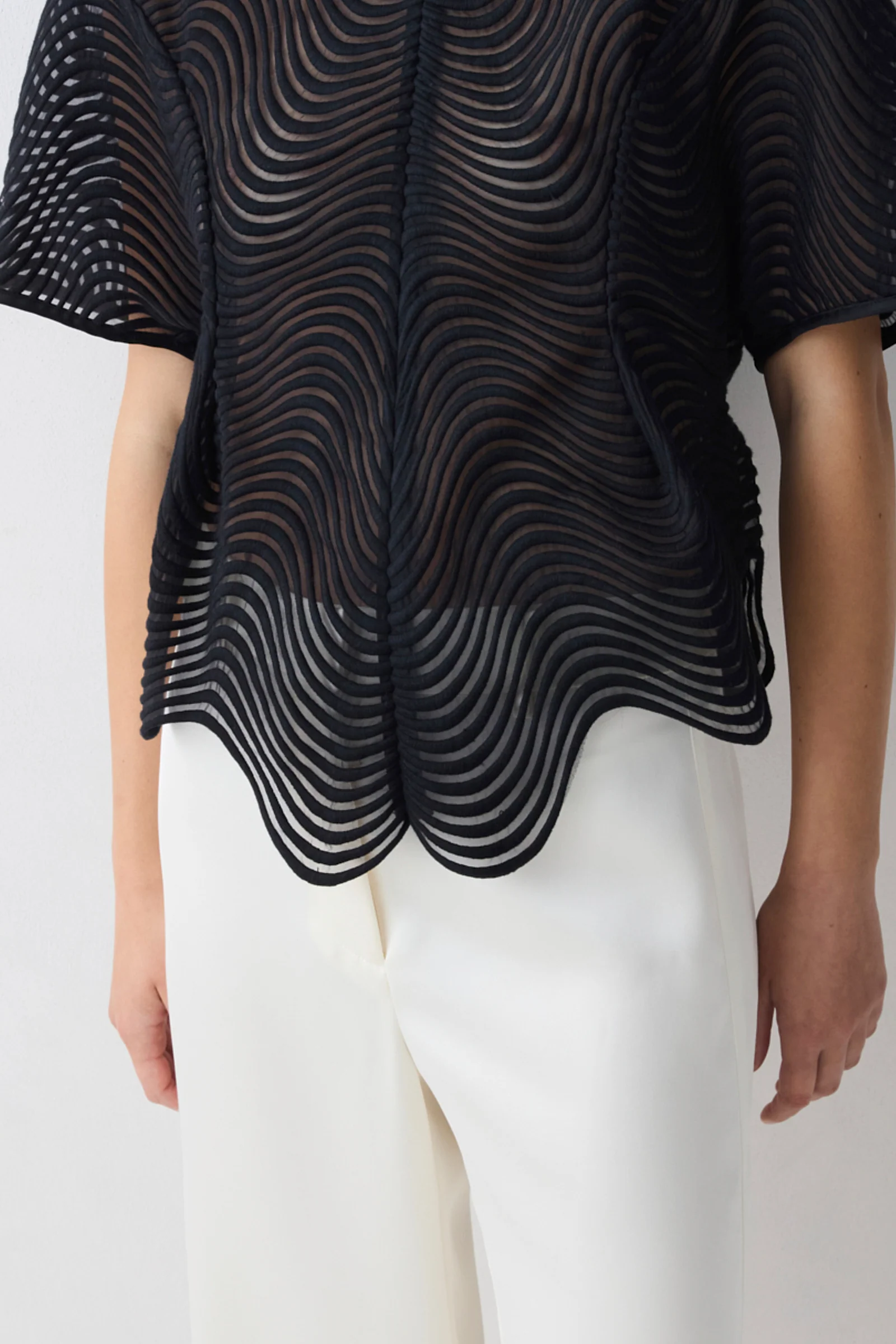 BLACK SCALLOPED LACE SHIFT TOP