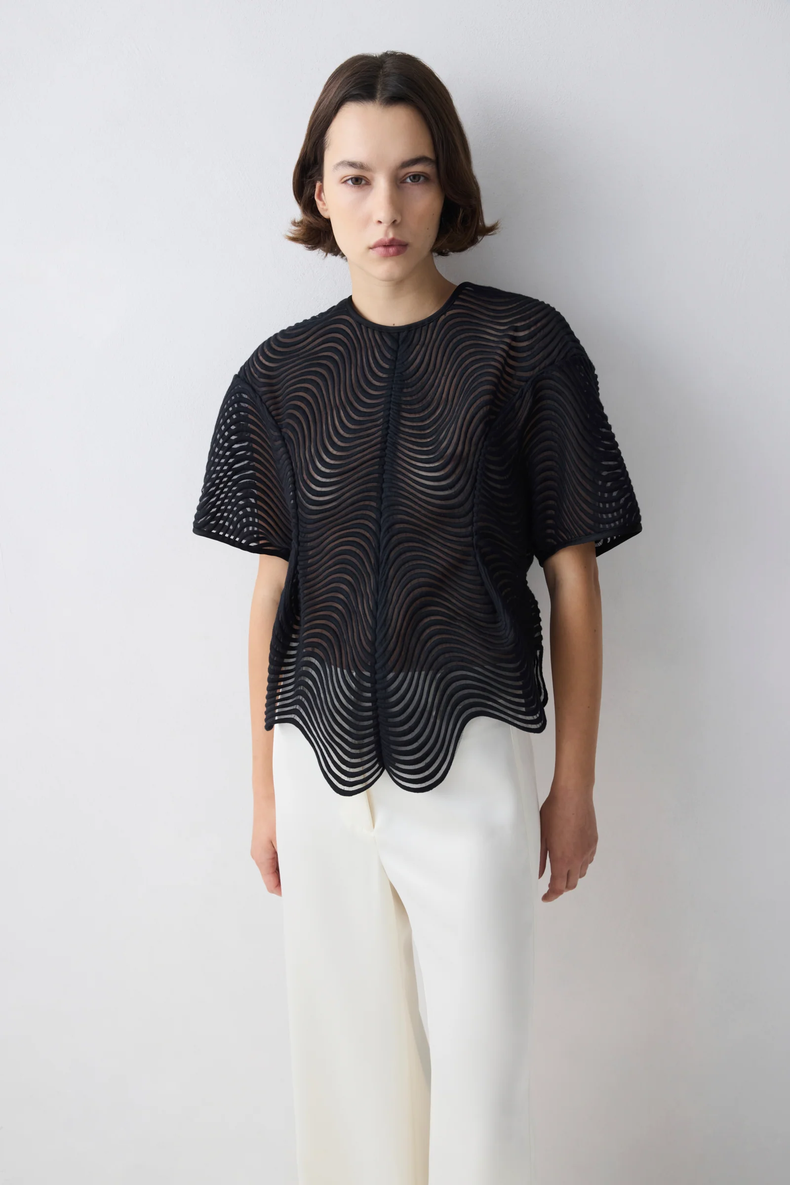 BLACK SCALLOPED LACE SHIFT TOP - Image 2