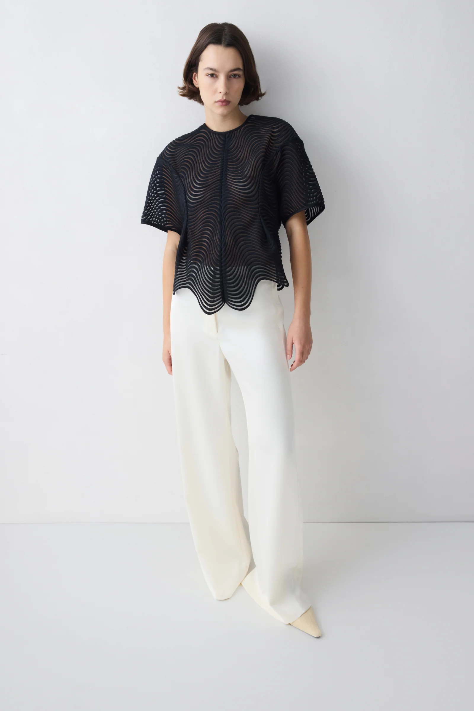 BLACK SCALLOPED LACE SHIFT TOP - Image 3