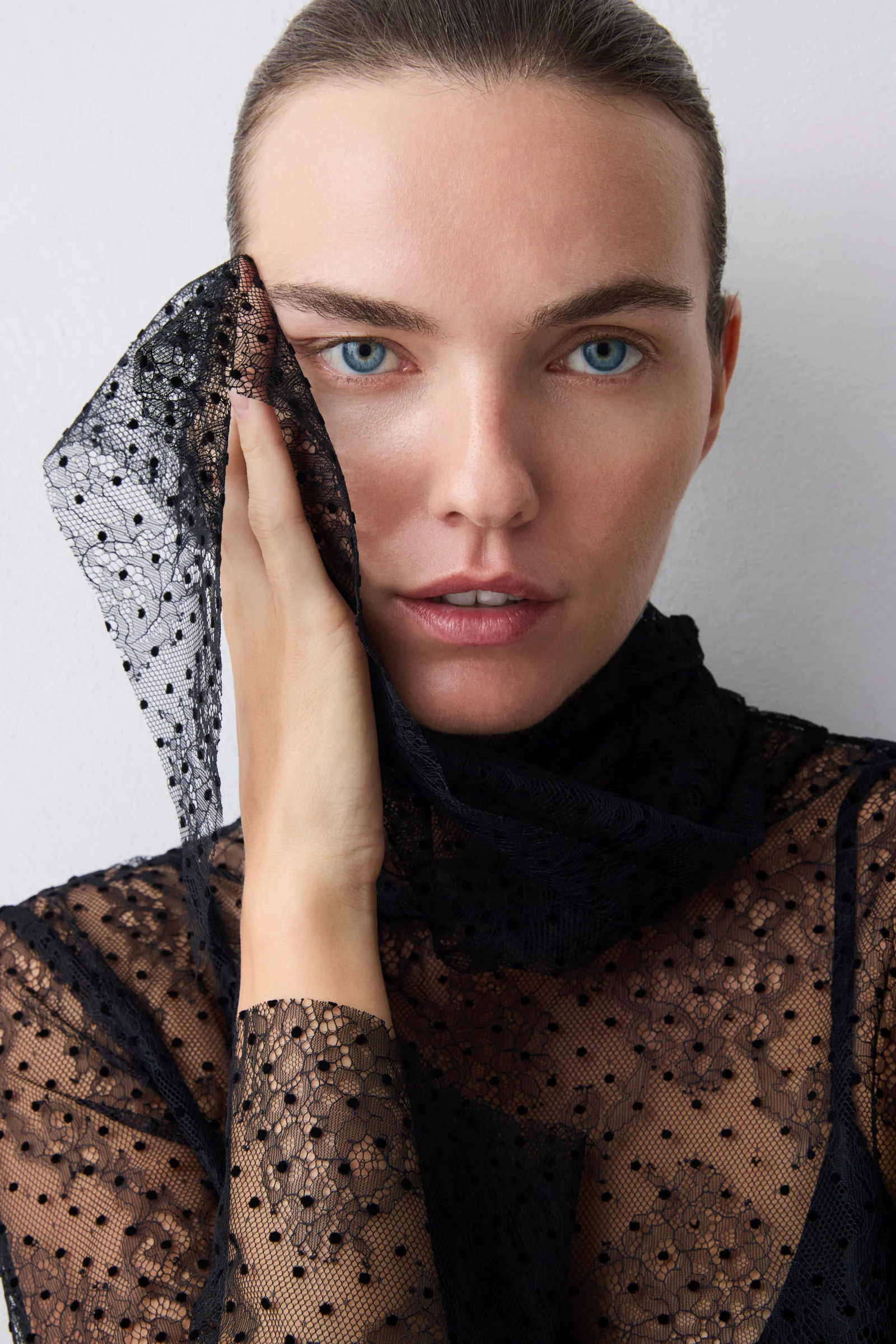 BLACK SPOT LACE BYSTANDER TOP