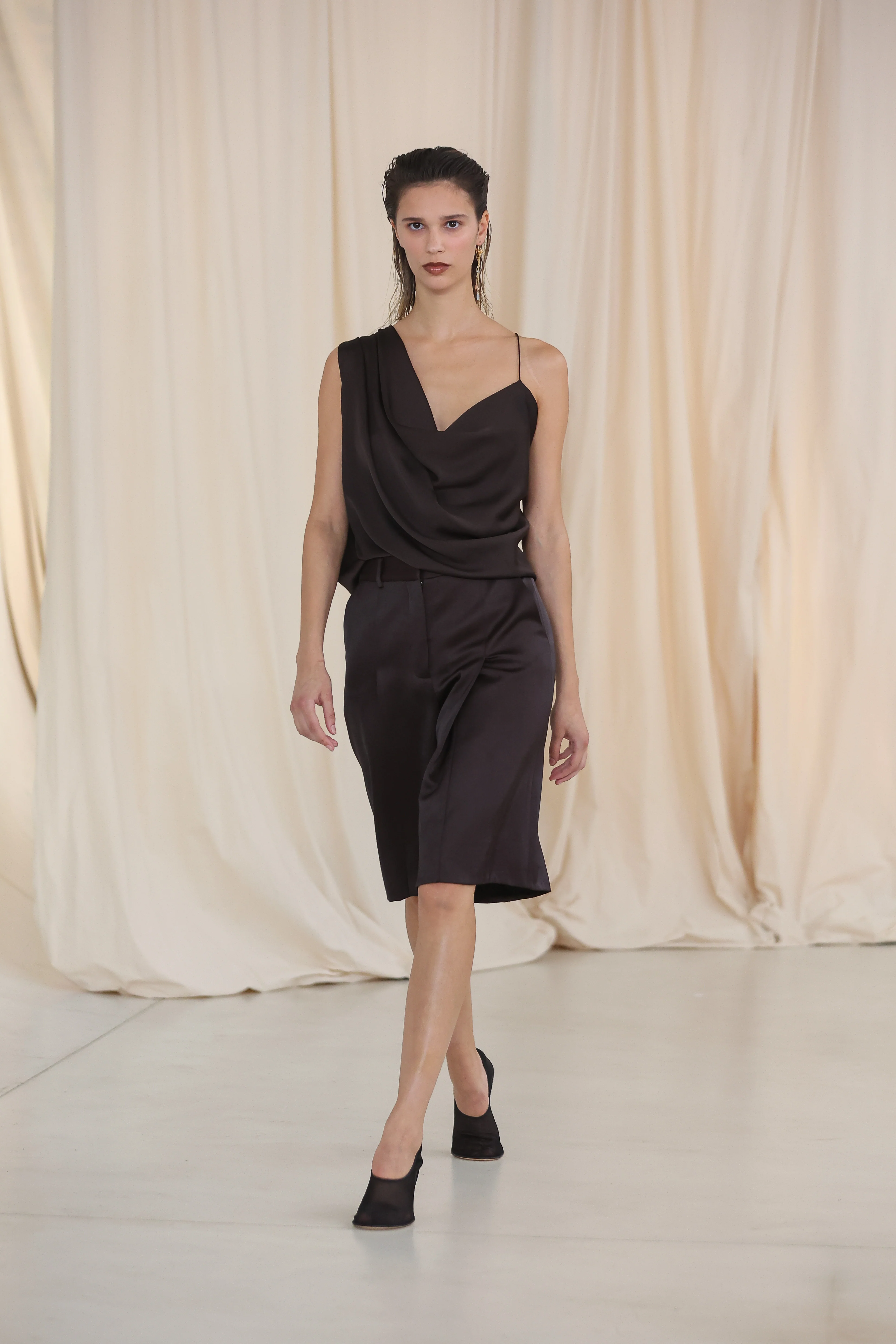 CHOCOLATE SATIN SUITING SURGES SHORT - Image 7