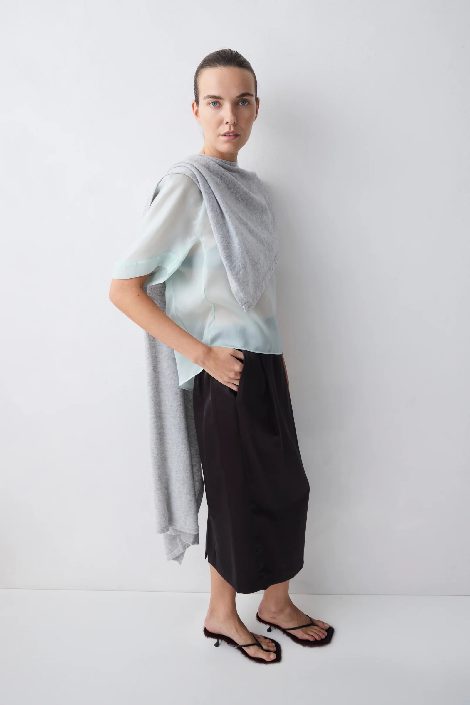 GREY CASHMERE TRANQUIL KNIT CAPE - Image 3